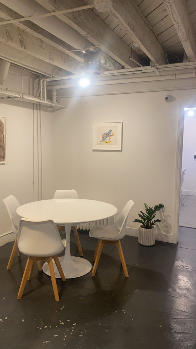 Break area with round table and chairs